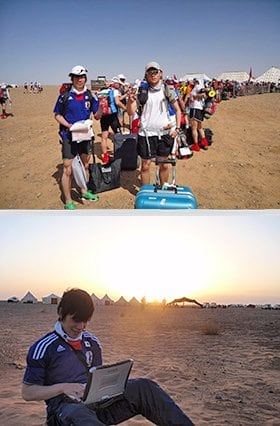 (上)メディカルチェックを待つための長い列 (下)砂上にてタフブックで原稿(？)を書く