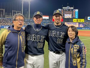 日本一になった翌日、13年間在籍したオリックスを離れる決断をしたブルペン捕手・瓜野純嗣（左から2番目）。長年、共に戦った平野佳寿や同じくチームを去るスタッフと写真に収まった
