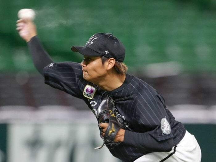 現役ドラフトで移籍の佐々木千隼が「人目もはばからず泣いた夜」牛タンを手に部屋を訪れたのは…「お兄さんみたい」朗希も慕う右腕の旅立ち〈ロッテ→DeNA〉＜Number Web＞ photograph by JIJI PRESS