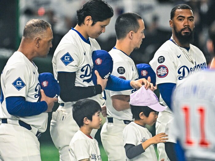 「大谷翔平選手らしいなと」カメラマンが見た“エスコートキッズへの神対応”…開幕戦から“和やかすぎるドジャース”の裏にあったリーダーシップ＜Number Web＞ photograph by Nanae Suzuki