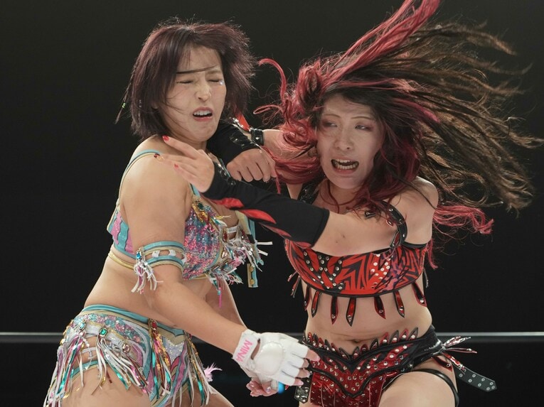 白川未奈にエルボーを叩き込む林下詩美