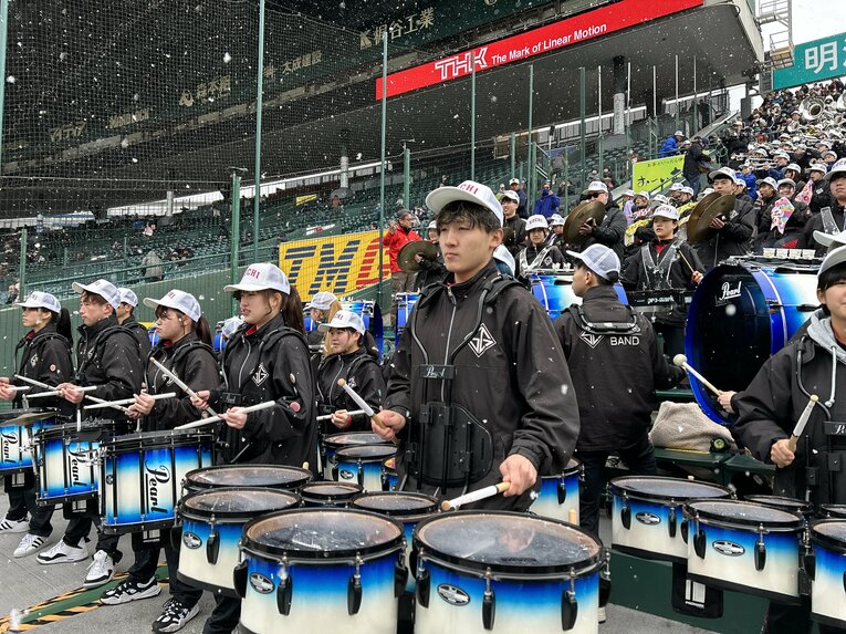 高知高校の友情応援に駆けつけた、四条畷学園マーチングバンド部　©Yukiko Umetsu