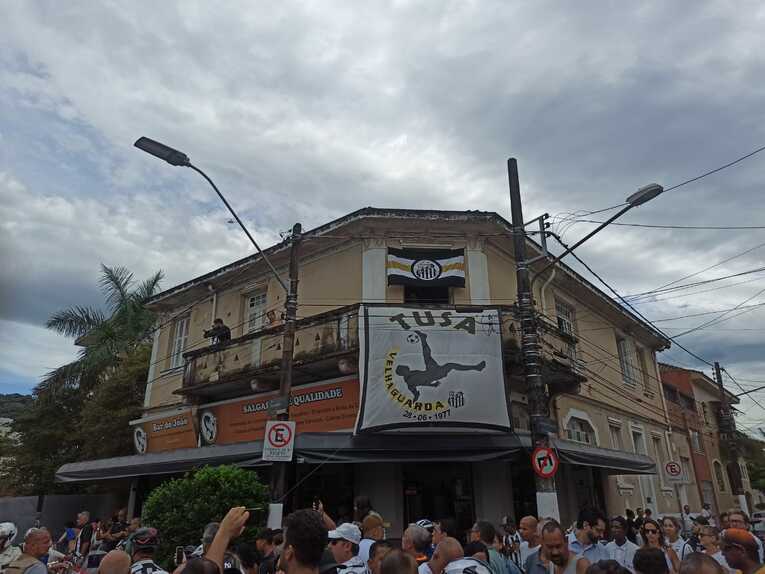 ペレのバイシクルキックの勇姿を掲げるスタジアム前の民家 ©Hiroaki Sawada