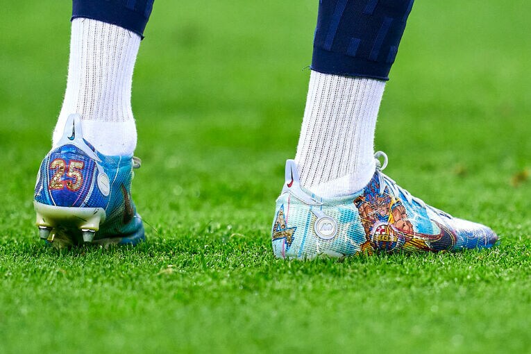 ガボン代表FWオーバメヤンのスパイクは「ドラゴンボール仕様」に　©Getty Images