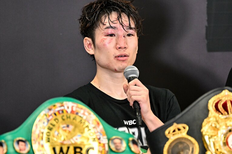 判定の末、防衛に成功した寺地拳四朗（32歳）。顔の傷が激闘を物語っている ／ photograph by Hiroaki Yamaguchi