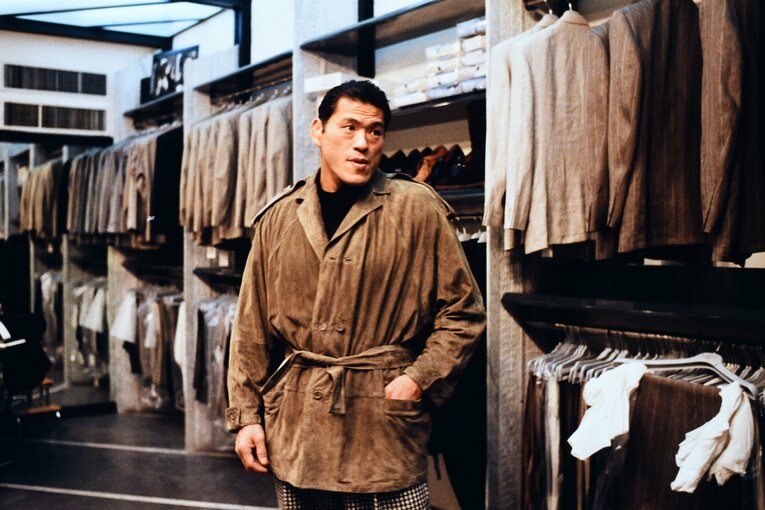 イタリアも好きだった猪木はブティックで服を試着。1988年1月、ローマ　©Essei Hara