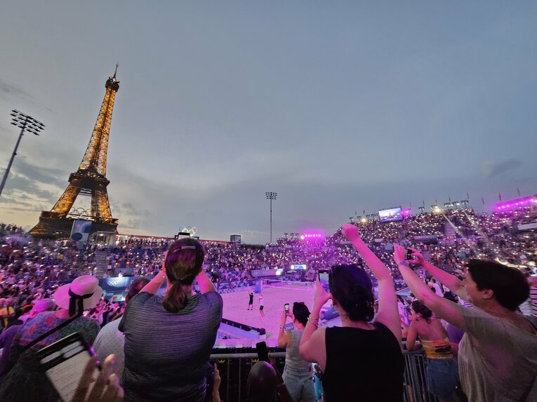 ライブ会場のような盛り上がりだったパリ五輪のビーチバレー会場　©Ai Yoshida