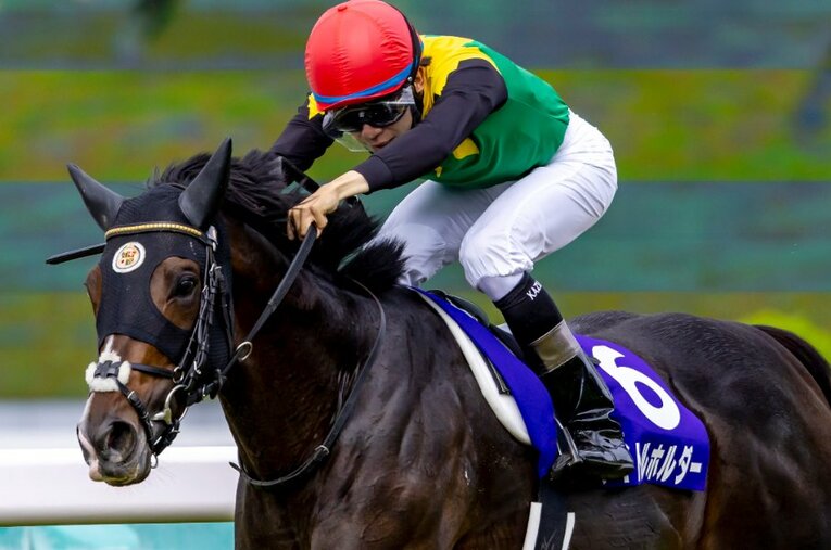 宝塚記念を他馬を寄せ付けない強さで圧勝したタイトルホルダーと横山和生 ／ photograph by Photostud