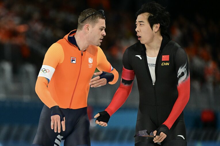 レース後、廉子文に詰め寄るベンネマルス　©JIJI PRESS