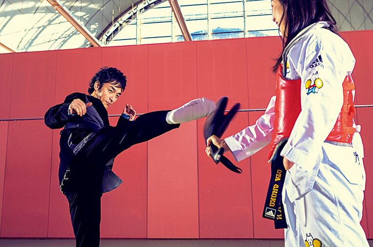 番組でテコンドーを体験したことがあるという草なぎ。撮影では太田も感心する見事なフォームを披露した ／ photograph by Takuya Sugiyama