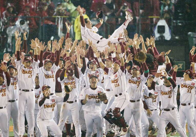 日本一となり楽天の選手たちに胴上げされる星野監督　©JIJI PRESS