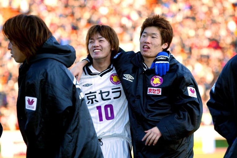 2003年1月1日、天皇杯で初優勝を果たした京都パープルサンガ。肩を組む松井大輔とパク・チソン　©AFLO