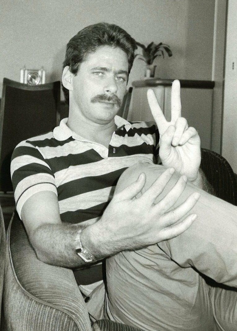 カムストックが雑誌インタビューに応えた際の貴重な写真（1986年撮影）　©BUNGEISHUNJU