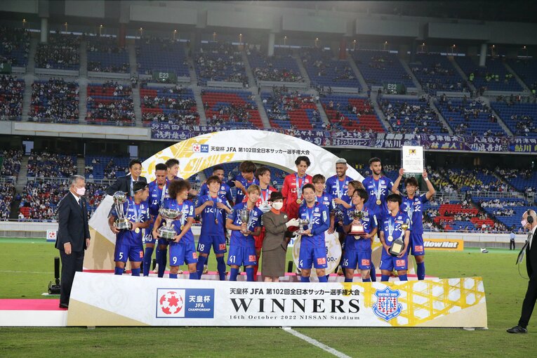 天皇杯決勝後の表彰式　©2022VFK
