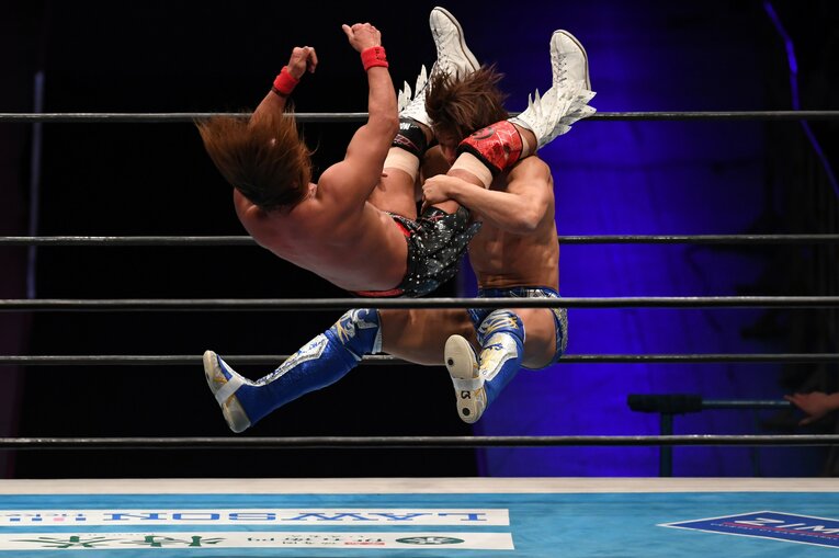 飯伏幸太（右）と内藤哲也
