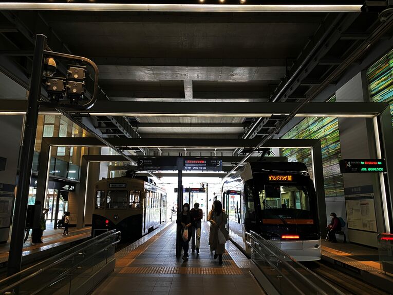 富山市内を走る路面電車　©Tetsuichi Utsunomiya