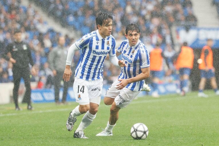 久保建英「とても苦いです」アシストだけでない復帰戦MVP〈カメラ目線ピース＋同僚の赤ちゃんに笑顔〉〈肩と太もも周りが大きく〉レンズが捉えたすべて(5)