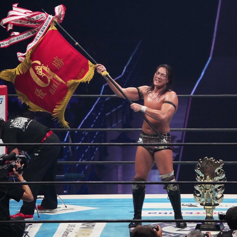 優勝旗を振る竹下幸之介。かつて中邑真輔もやった　©Essei Hara