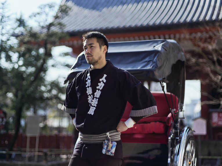 【人力車でバーチャル浅草さんぽ】元ラグビー日本代表…ムキムキの児玉健太郎さんが引く人力車で浅草を回った気になれる！　人力車夫のお仕事風景を見る　©︎Yuki Suenaga