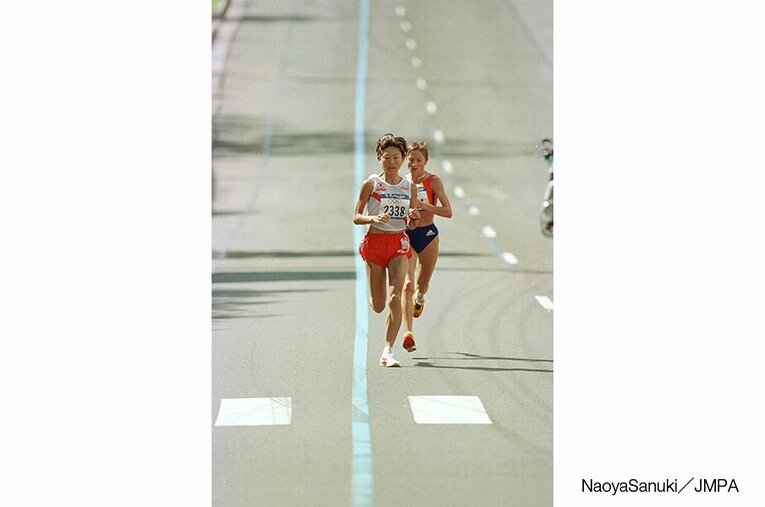 今大会最大のスターとなったのは高橋尚子だ。女子マラソンでリディア・シモンと一騎打ちとなる中で、34kmすぎ付近にサングラスを投げ飛ばすやいなや、スパートを敢行。そのまま押し切り、2時間23分14秒の五輪最高記録で金メダルを獲得した。 ／ photograph by Naoya Sanuki／JMPA