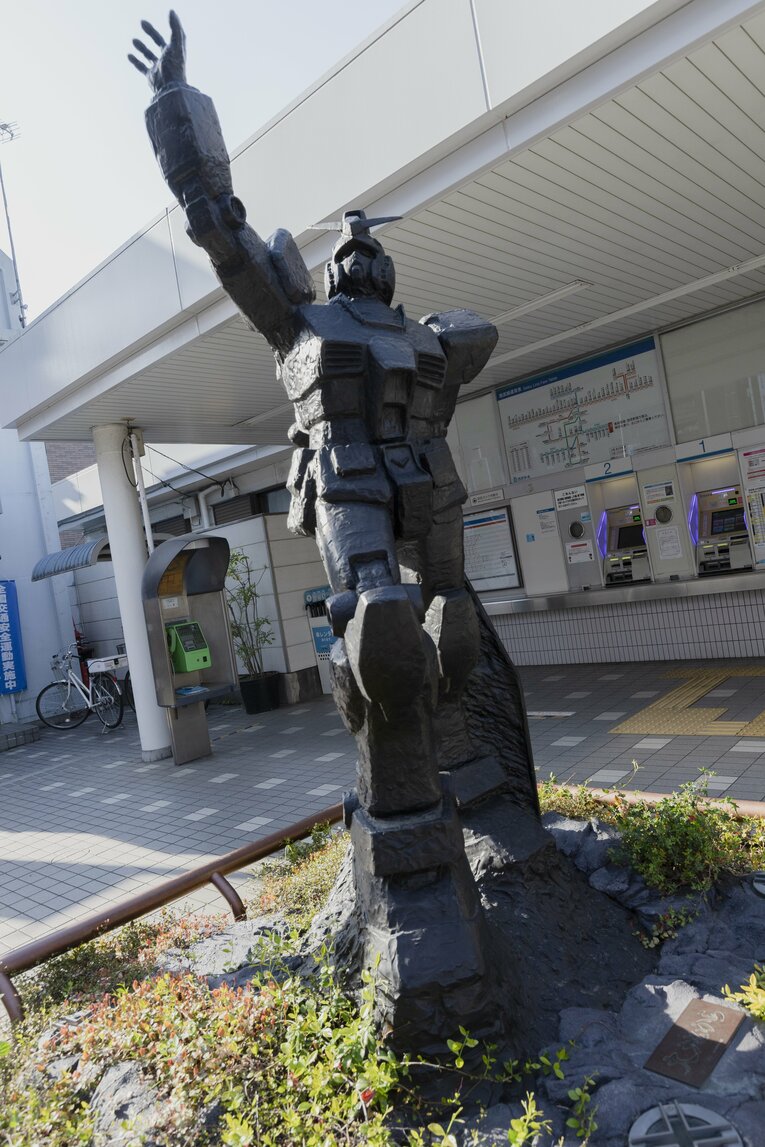 上井草駅のガンダム像（別角度から）