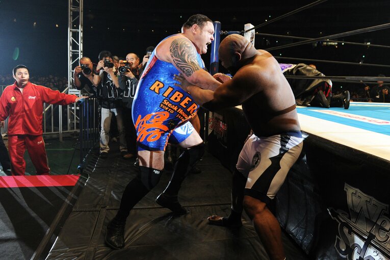 ボブ・サップと場外で戦う曙。2013年1月4日、東京ドーム　©Essei Hara