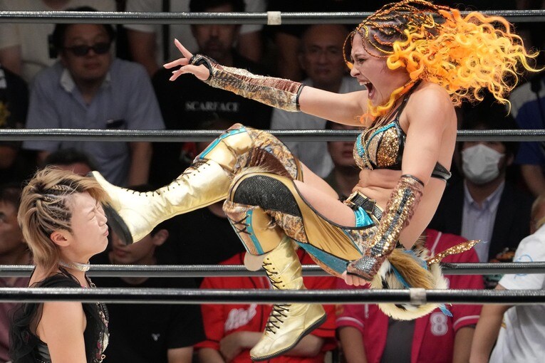 ジュリアのキックが桜井麻衣の顔面にヒットした瞬間　©Masashi Hara