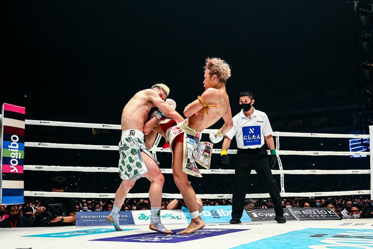 武尊の膝蹴り　©THE MATCH 2022/Susumu Nagao