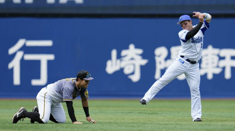 試合前にコミュニケーションを取る佐藤輝と牧　©Kyodo News