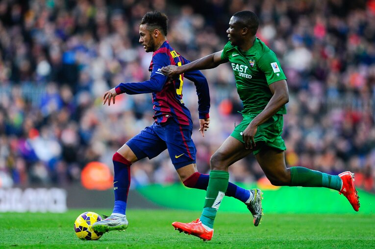 レバンテ時代、ネイマールとのマッチアップ（2015年）©︎Getty Images