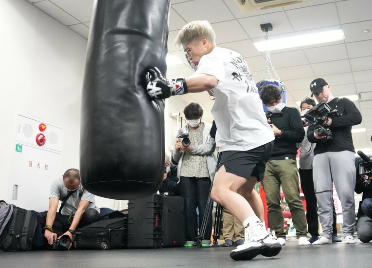 サンドバッグにパンチを打ち込む井上尚弥　©Naoki Fukuda