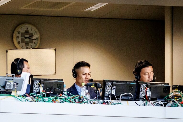 解説を務めた五郎丸歩（早稲田OB）と田村優（明治OB）　©︎Kiichi Matsumoto