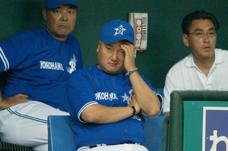 2004年8月、東京ドームのベンチで厳しい表情を浮かべる横浜ベイスターズの山下大輔監督　©JIJI PRESS