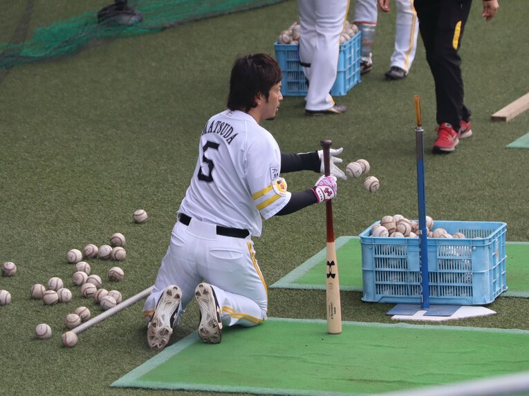 ボール拾いする松田　©Kou Hiroo