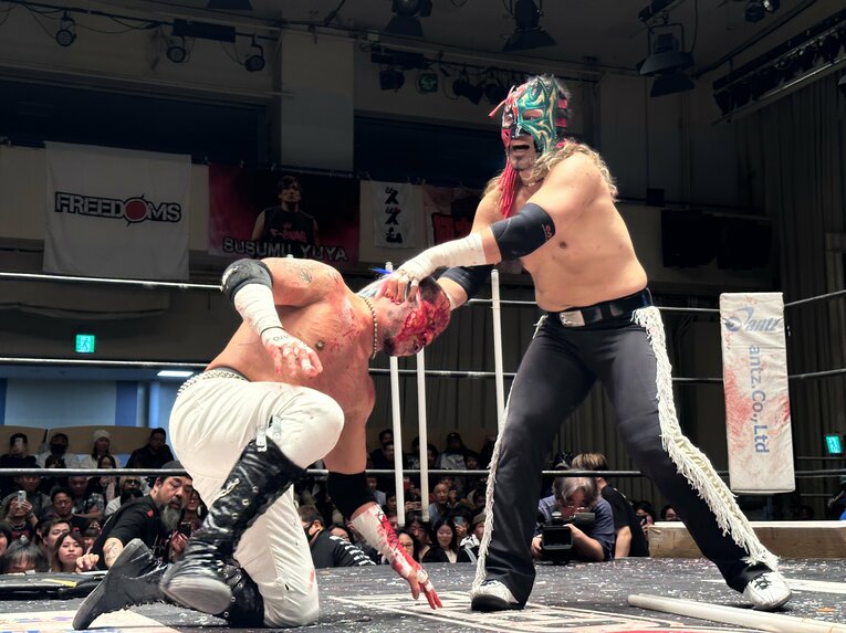 スワイプすると「エル・デスペラードvs葛西純」など激闘写真をご覧になれます　©Norihiro Hashimoto