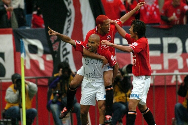 2004年、エメルソンのゴールに喜ぶ浦和時代の三都主と長谷部　©Getty Images