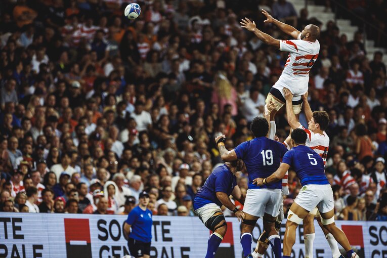 サモア戦のラインアウトでジャンパーを担うリーチ マイケル　©Kiichi Matsumoto