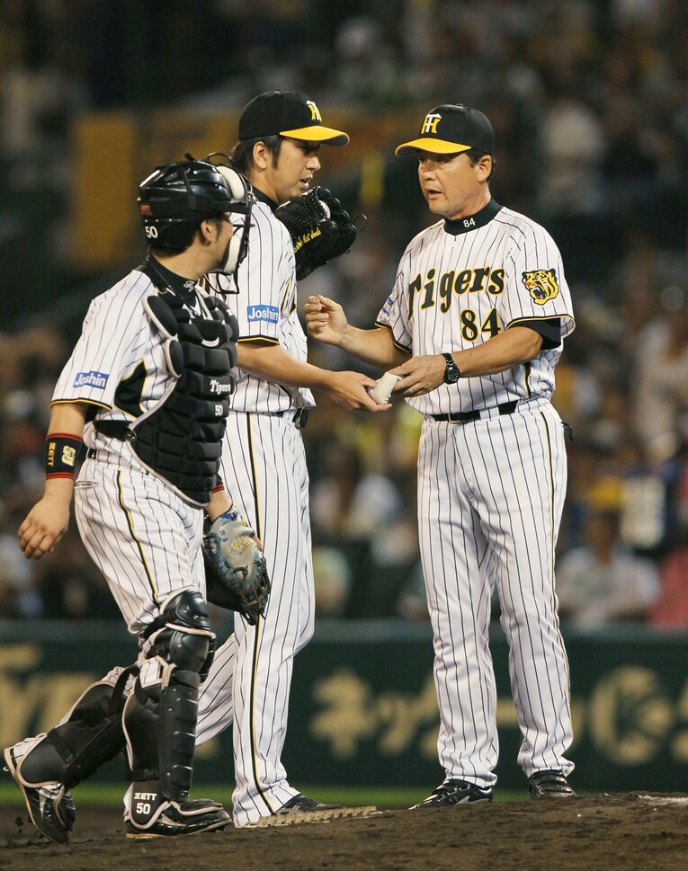 阪神コーチ時代にマウンドの藤川に声をかける久保コーチ　©︎JIJI PRESS