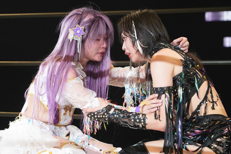 試合後、リング上で語り合う中野たむと上谷沙弥　©Essei Hara