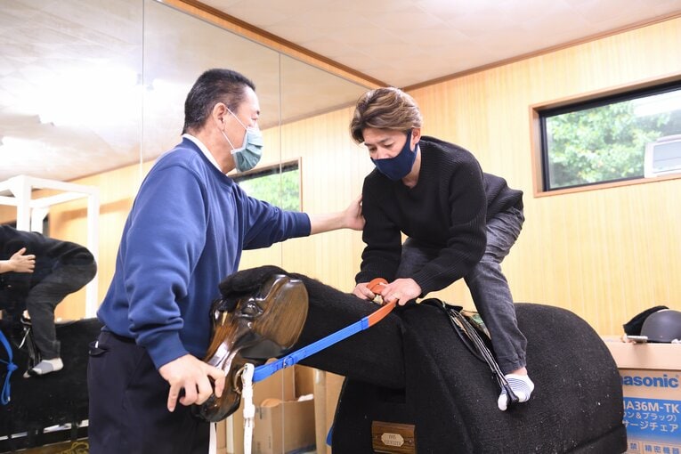 雑誌『Number』の1週間密着企画にて。木馬を使ってのトレーニング　©Keiji Ishikawa