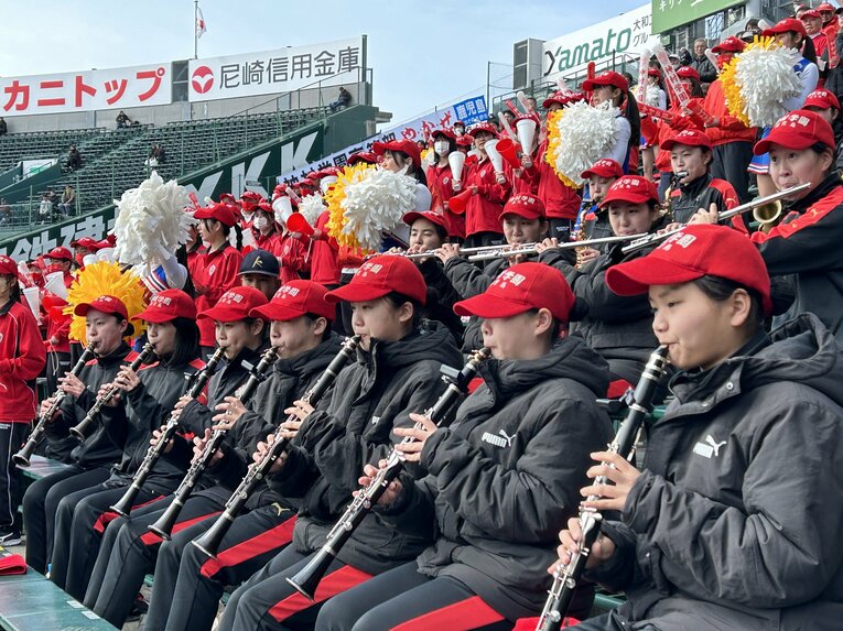 ダウン姿で応援…神村学園　©Yukiko Umetsu