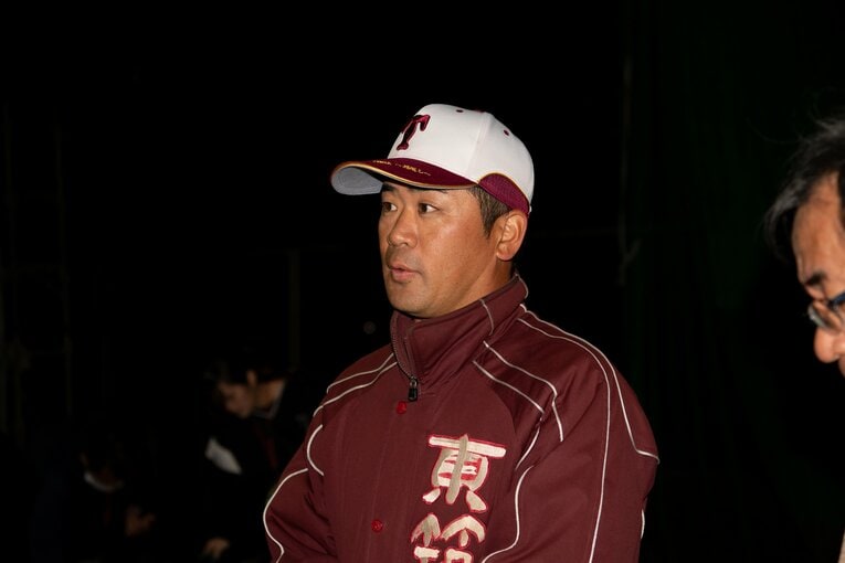 ドラフト指名後に取材対応をする山下監督　.　©Kota Inoue
