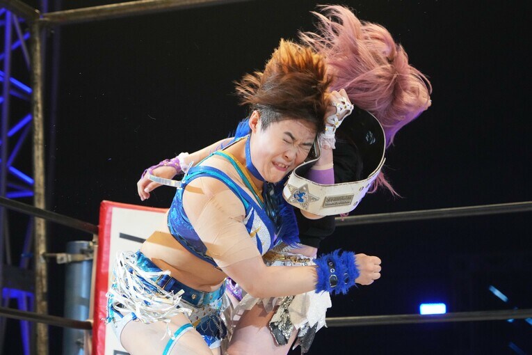 中野たむにラリアットを叩き込むMIRAI