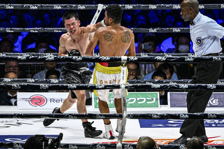 スリップと判断された8Rの左ストレート。帝拳ジムの本田会長は「10戦目まで世界戦はない」とボクサーとしてじっくり育てる方針を明かしている　©︎Takuya Sugiyama