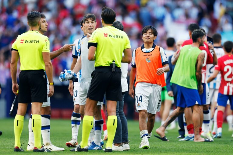 終了後、審判の元へ歩み寄る久保　©Daisuke Nakashima