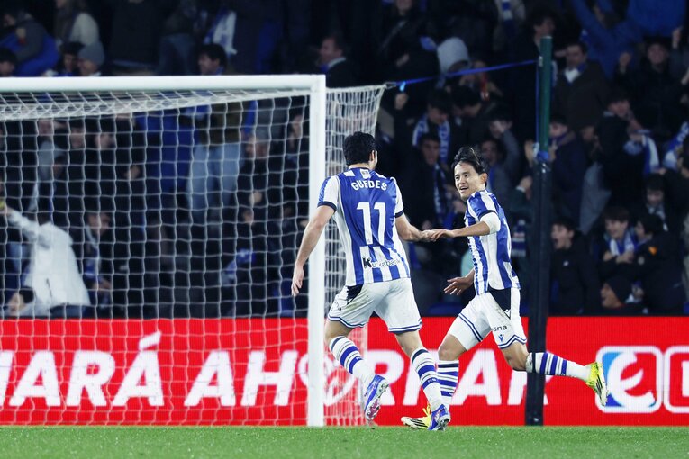 オヤルサバルの先制弾を演出して笑顔（写真は続きます）　©Daisuke Nakashima