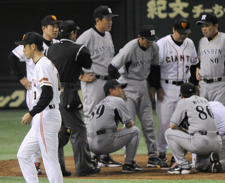 巨人・原監督、阪神・岡田監督も駆けつけるなかで呆然とマウンドを降りる木佐貫　©KYODO