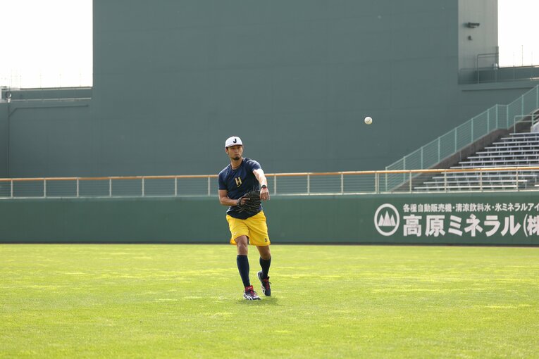 第1クール終了後、休養日に宮城大弥とのキャッチボールで見せた、まさかの左投げ