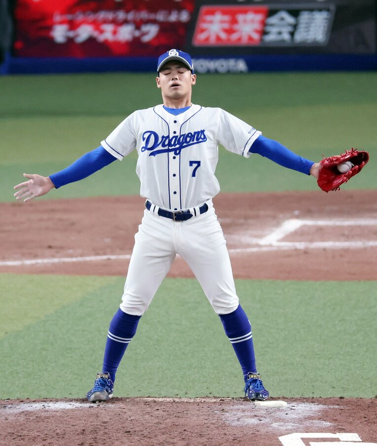 投手転向１年目だった昨年９月の登板時にマウンド上で大きく深呼吸する根尾　©JIJI PRESS