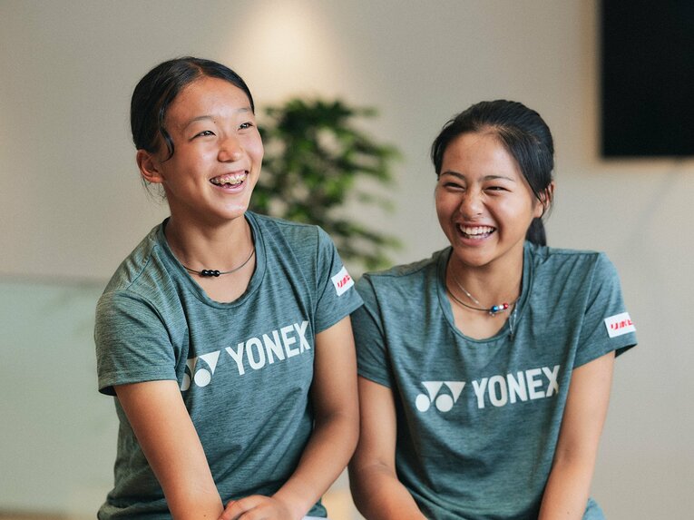 ジュニア選手の石井心菜（写真左）と梅田巴花。インタビュー中は和やかな雰囲気だったなか、試合の話題ではお互いの負けず嫌いが前面に出ていたことが印象的だった